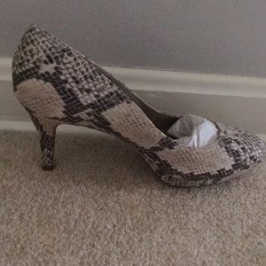 New in box! Women sz 9.5 Alfani snake skin heels.